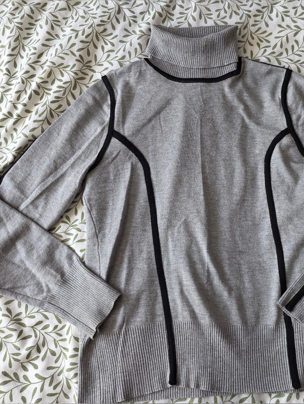 Carmen Marc Valvo Gray Turtleneck Sweater with Black Piping